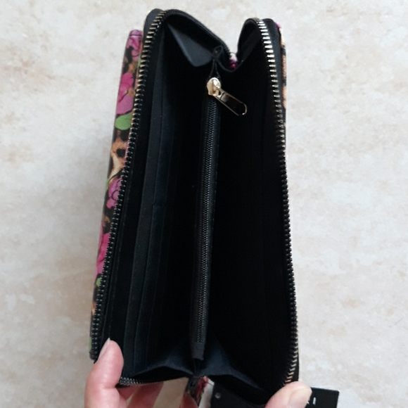 Tahari RFID pretty wristlet - Picture 4 of 14